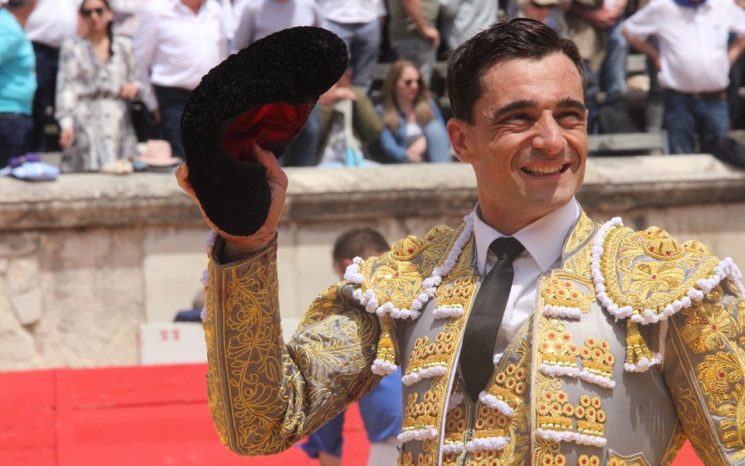 Nîmes (09.06.2019, matin). Paco Ureña en triomphe par la Porte des Consuls. Deux oreilles pour Pablo Aguado.