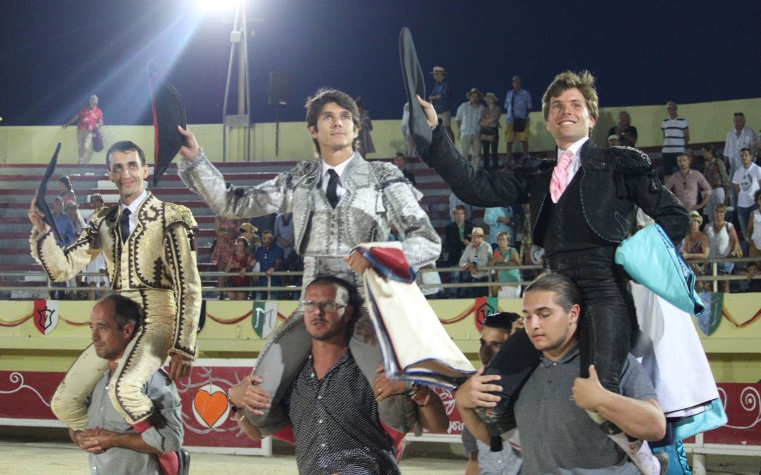 Les Saintes-Maries-de-la-Mer (10.08.2019). Tous à hombros pour la première Corrida Provençale. Castella indulte Destocado des frères Gallon.
