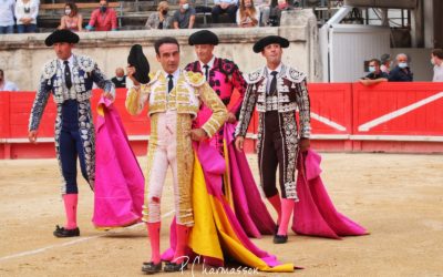 NÎMES (18.09.2020) – ENRIQUE PONCE sort par la Porte des Consuls au terme d’une corrida entretenue.