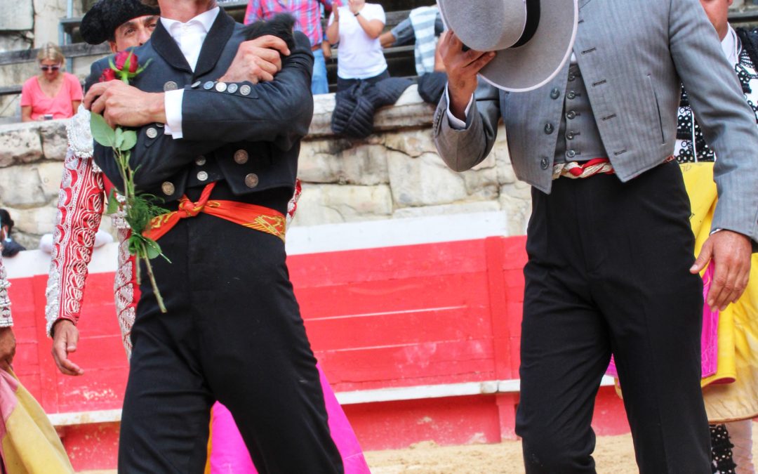 NÎMES (20.09.2020) – LEONARDO HERNANDEZ coupe les deux oreilles d’un Bohorquez de vuelta et sort à hombros par la Porte des Cuadrillas