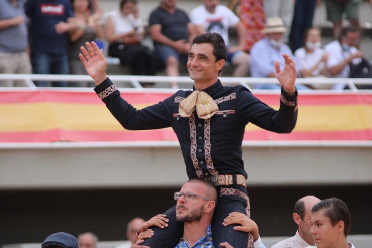 ISTRES (20.06.2021, tarde) – PACO UREÑA coupe trois oreilles et ouvre la Grande Porte .