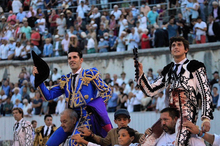 ARLES (11.09.2021) – Quel plaisir cette Corrida Goyesque ! ALEJANDRO TALAVANTE et ANDRES ROCA REY sortent par la Grande Porte !