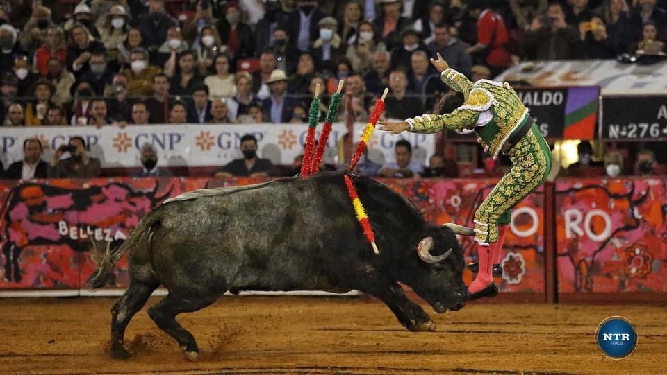MEXICO (12.12.2021) – ANTONIO FERRERA fait le show devant 40000 spectateurs…