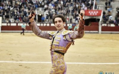 MADRID (27.03.2022) – VICTOR HERNANDEZ coupe deux oreilles et ouvre la première Puerta Grande de la temporada.