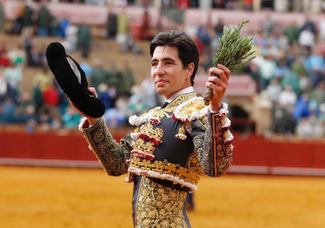 SEVILLE (03.05.2022) – ALVARO LORENZO et GINES MARIN coupent une oreille face à un nouveau desastre ganadero signé Juan Pedro Domecq.