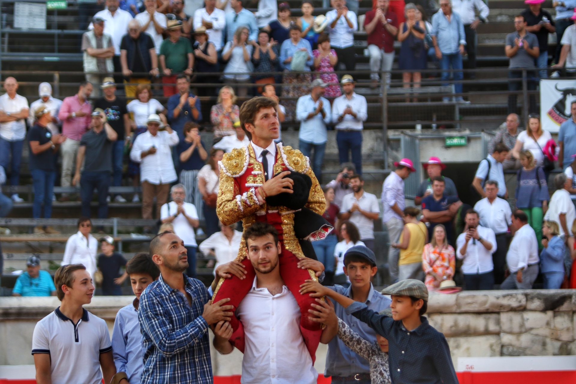 NÎMES (03.06.2022) – Pour la cinquième fois, JUAN LEAL avec trois oreilles, ouvre la Porte des Consuls.
