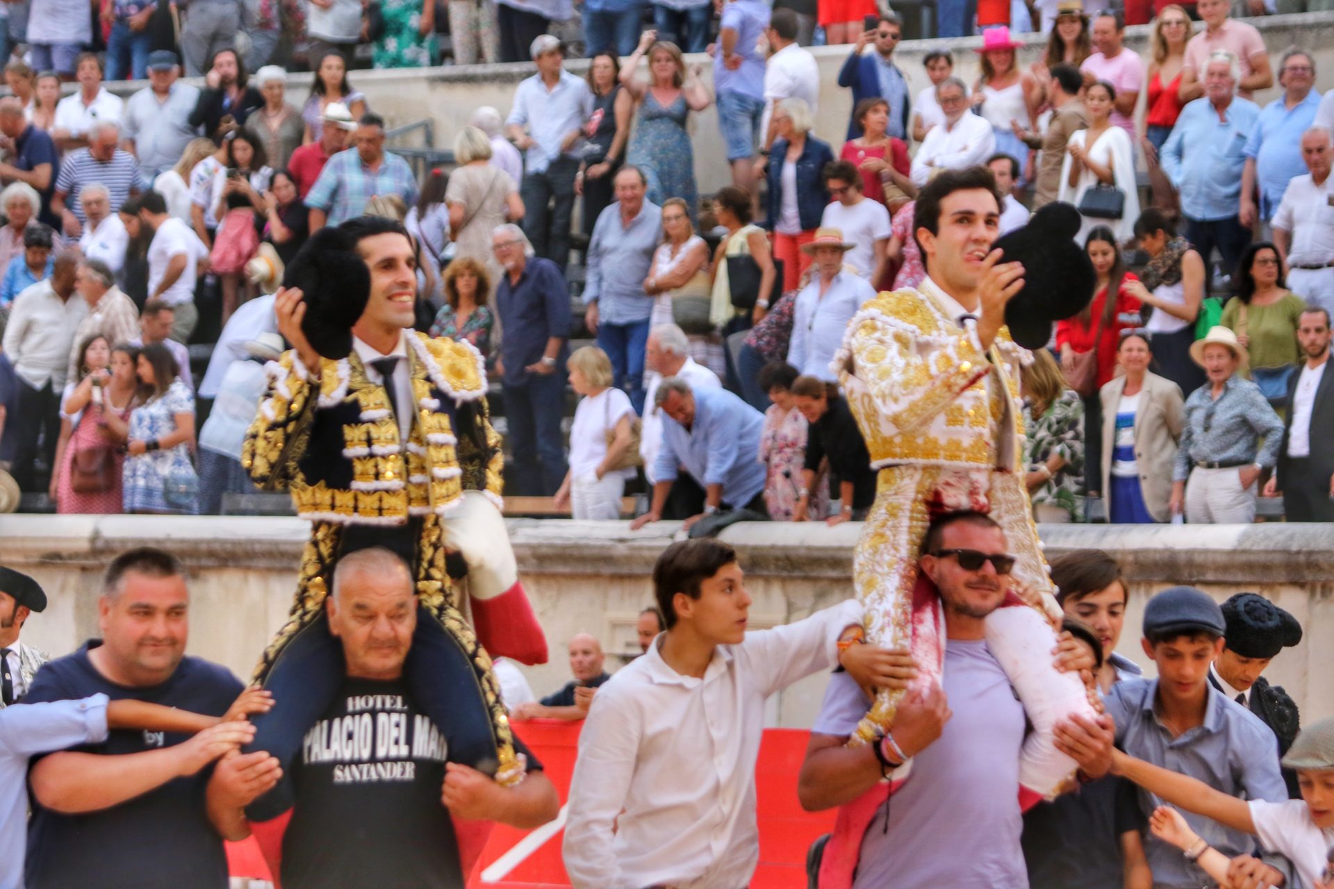 NÎMES (06.06.2022, tarde) – TOMAS RUFO gracie “Ennarrolado” de Cortes et sort en triomphe aux côtés d’ALEJANDRO TALAVANTE.