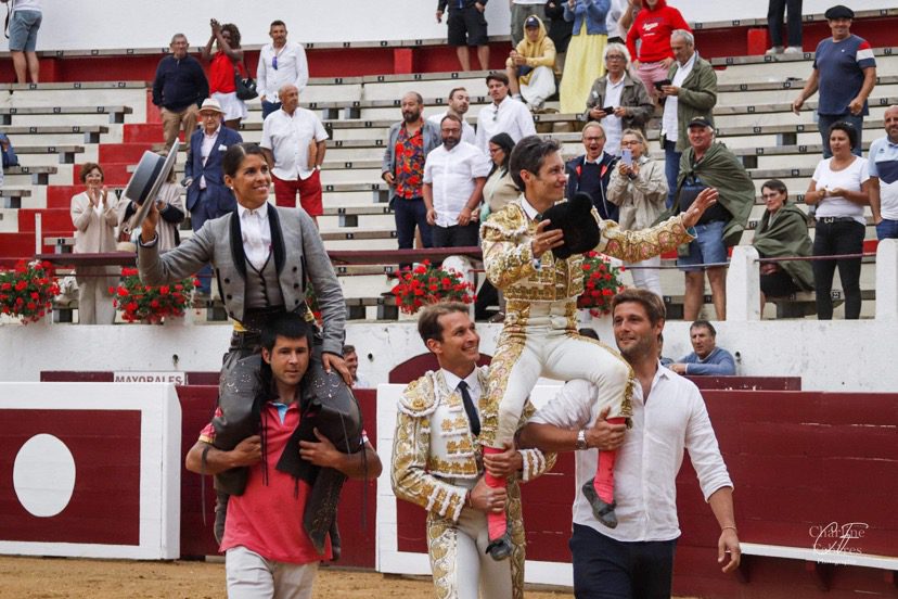 SOUSTONS (03.07.2022) – Retour en photos sur la Corrida blanche flamenca avec le triomphe de JULIEN LESCARRET et LÉA VICENS.