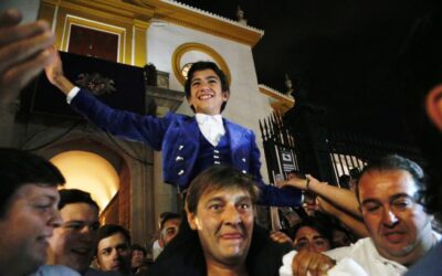 SEVILLE (12.10.2022) – MARCO PEREZ, deux oreilles et la queue sort par la Porte du Prince. Deux oreilles pour PABLO AGUADO.