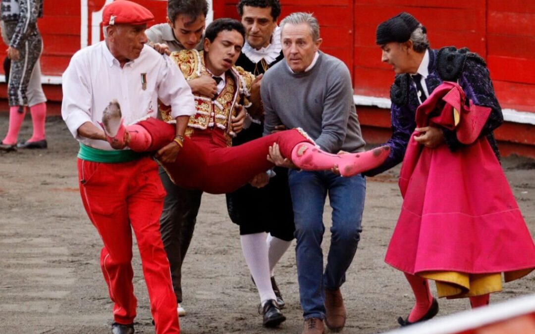Grave blessure pour le matador de toros JUAN DE CASTILLA …
